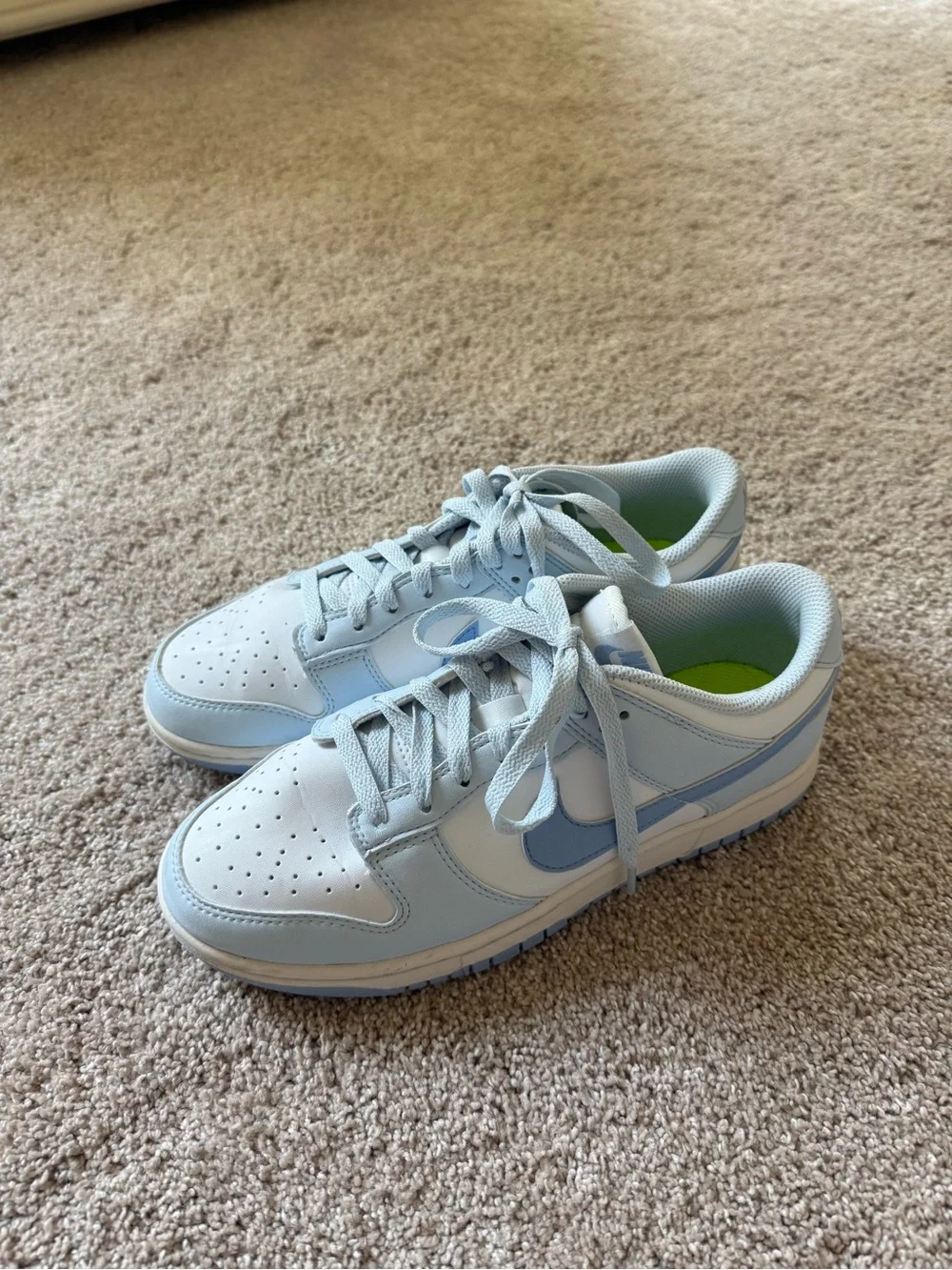 Nike Women's Low Top Sneakers Size 8 in Light Blue and White